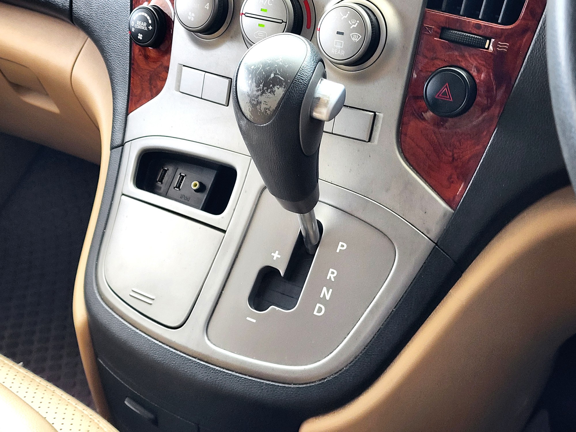 Hyundai H1 2.5 DELUXE A/T ดีเซล ปี 2011 (รูปที่ 6)
