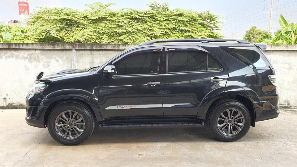 Toyota Fortuner GEN 1 ไมเนอร์เชนจ์ 2 ปี 2014 สีดำ