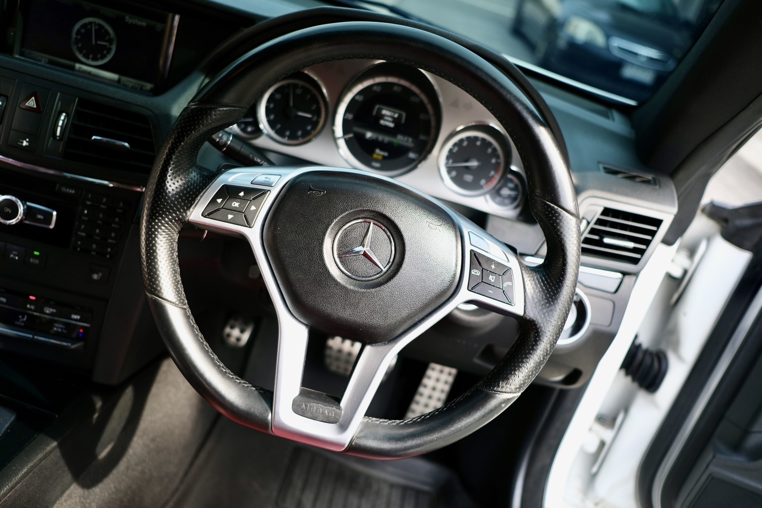 Mercedes-benz E200 CGI COUPE เครื่องยนต์: เบนซิน เกียร์:AT ปี: 2013 สี:ขาว ไมล์:9x,xxx Km. (รูปที่ 17)