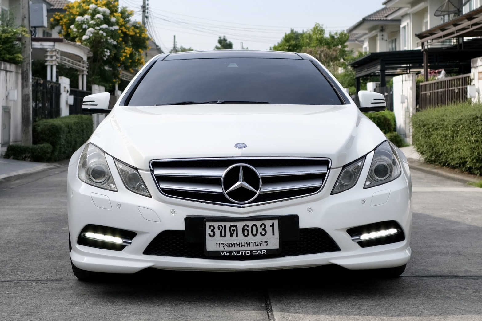 Mercedes-benz E200 CGI COUPE เครื่องยนต์: เบนซิน เกียร์:AT ปี: 2013 สี:ขาว ไมล์:9x,xxx Km. (รูปที่ 2)