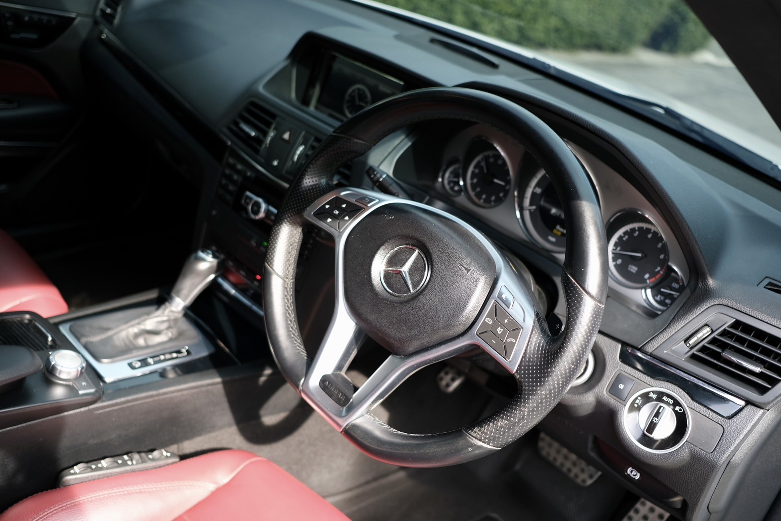 Mercedes-benz E200 CGI COUPE เครื่องยนต์: เบนซิน เกียร์:AT ปี: 2013 สี:ขาว ไมล์:9x,xxx Km. (รูปที่ 6)
