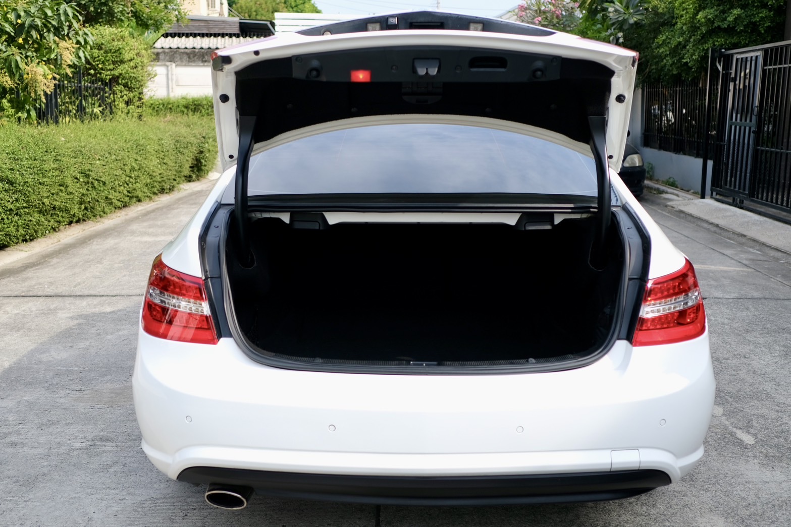 Mercedes-benz E200 CGI COUPE เครื่องยนต์: เบนซิน เกียร์:AT ปี: 2013 สี:ขาว ไมล์:9x,xxx Km. (รูปที่ 3)