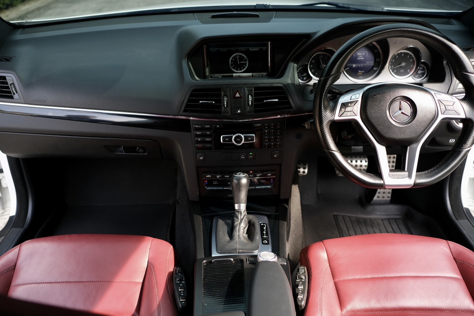 Mercedes-benz E200 CGI COUPE เครื่องยนต์: เบนซิน เกียร์:AT ปี: 2013 สี:ขาว ไมล์:9x,xxx Km. (รูปที่ 4)