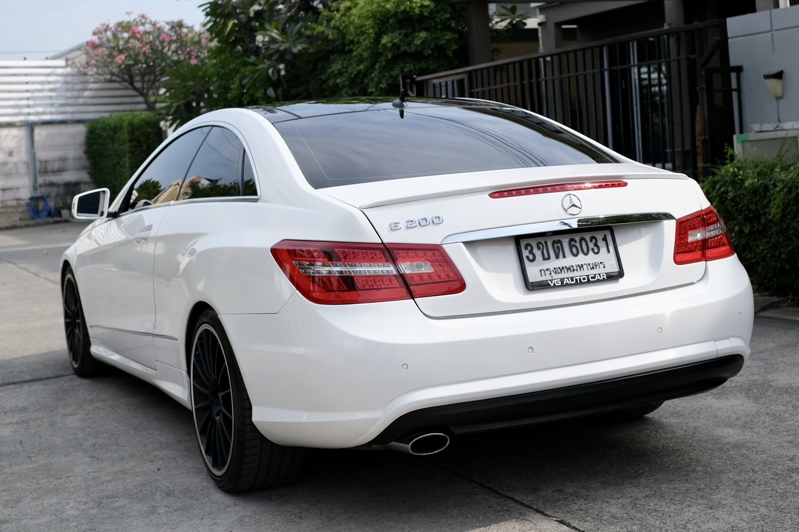 Mercedes-benz E200 CGI COUPE เครื่องยนต์: เบนซิน เกียร์:AT ปี: 2013 สี:ขาว ไมล์:9x,xxx Km. (รูปที่ 9)