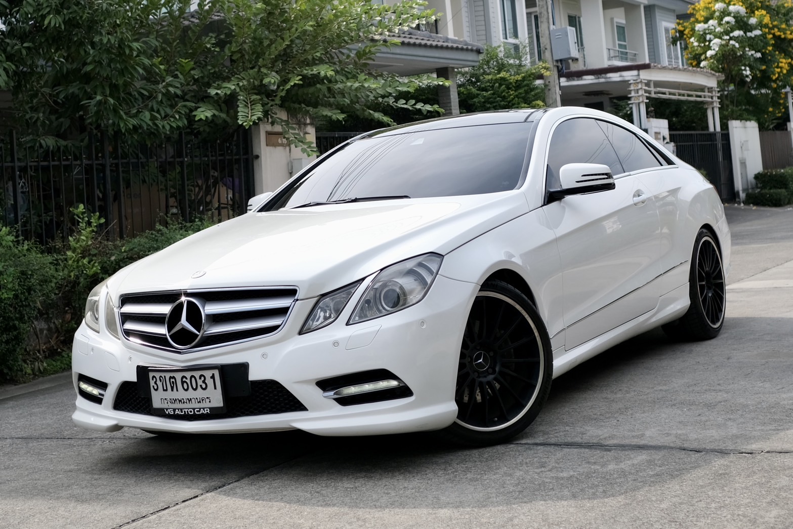 Mercedes-benz E200 CGI COUPE เครื่องยนต์: เบนซิน เกียร์:AT ปี: 2013 สี:ขาว ไมล์:9x,xxx Km. (รูปที่ 8)