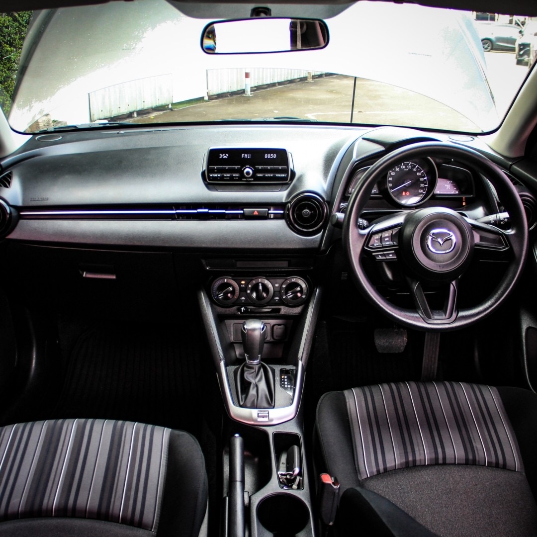 2020 Mazda 2 Sedan (4 ประตู) สีน้ำตาล (รูปที่ 6)