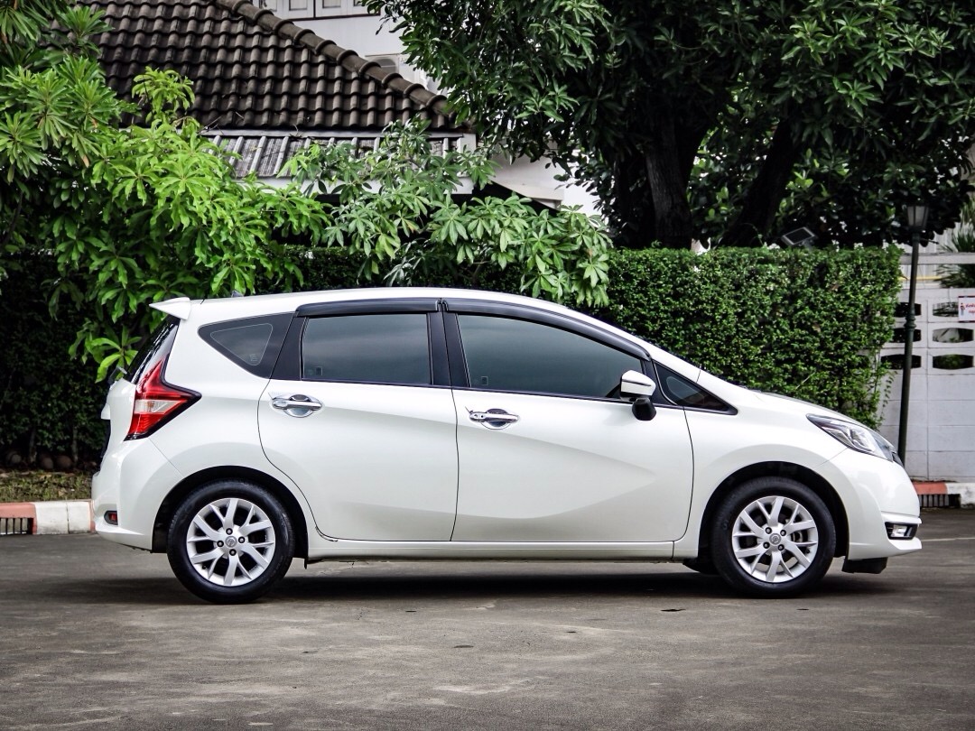 2017 Nissan Note สีขาว (รูปที่ 6)