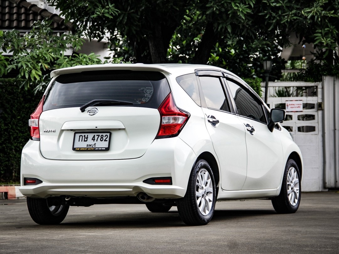2017 Nissan Note สีขาว (รูปที่ 4)