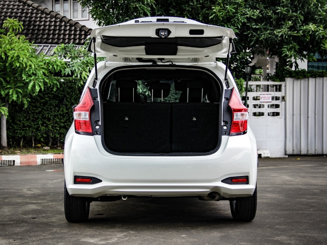 2017 Nissan Note สีขาว (รูปที่ 12)