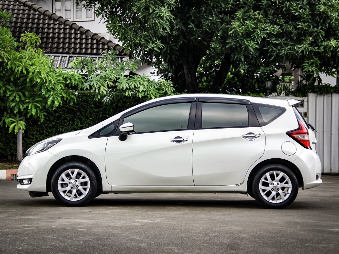 2017 Nissan Note สีขาว (รูปที่ 5)