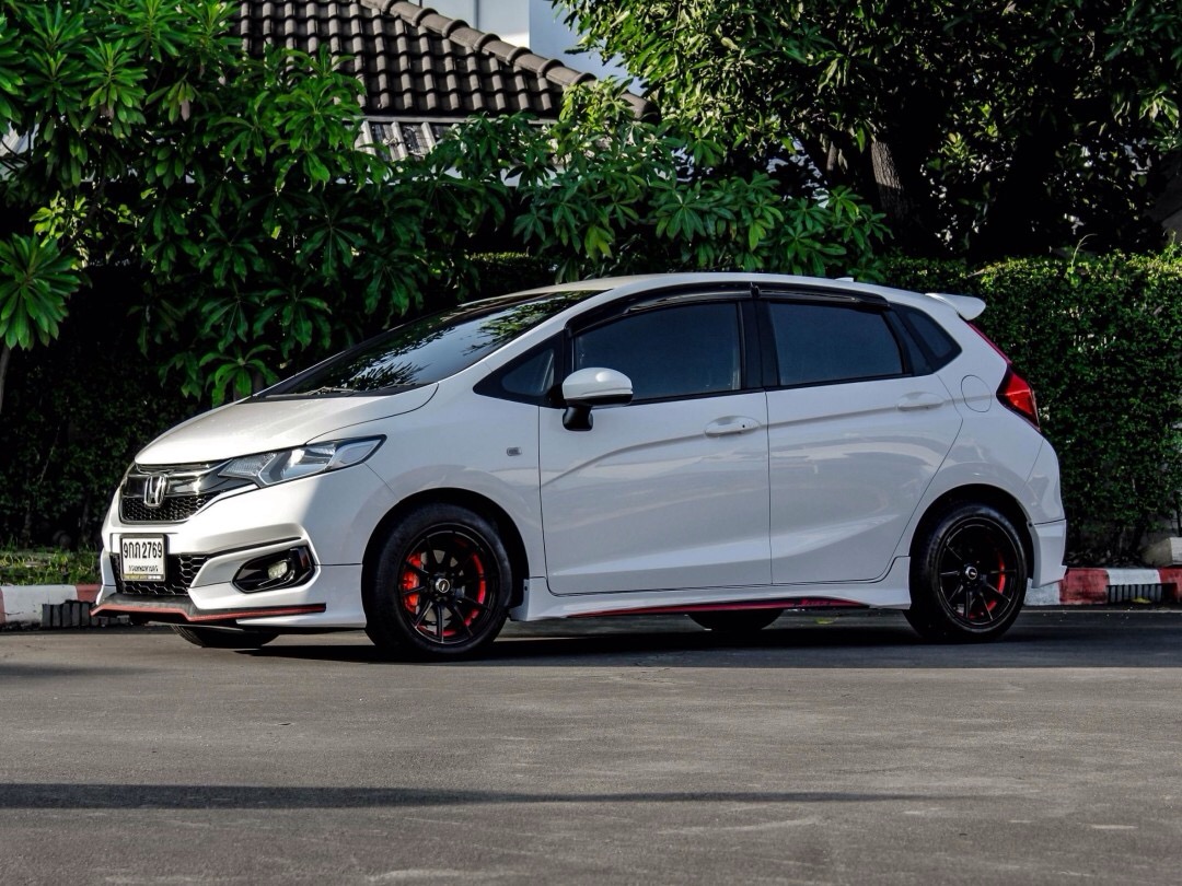 2020 Honda Jazz GK สีขาว (รูปที่ 3)
