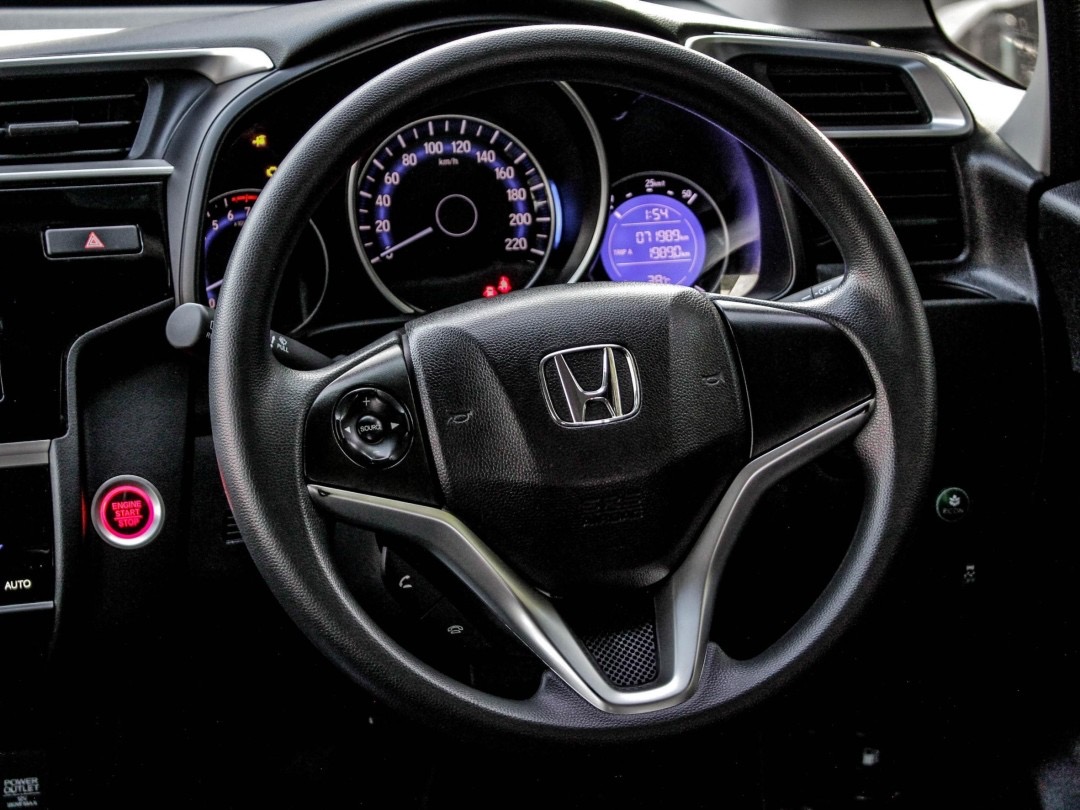 2020 Honda Jazz GK สีขาว (รูปที่ 13)