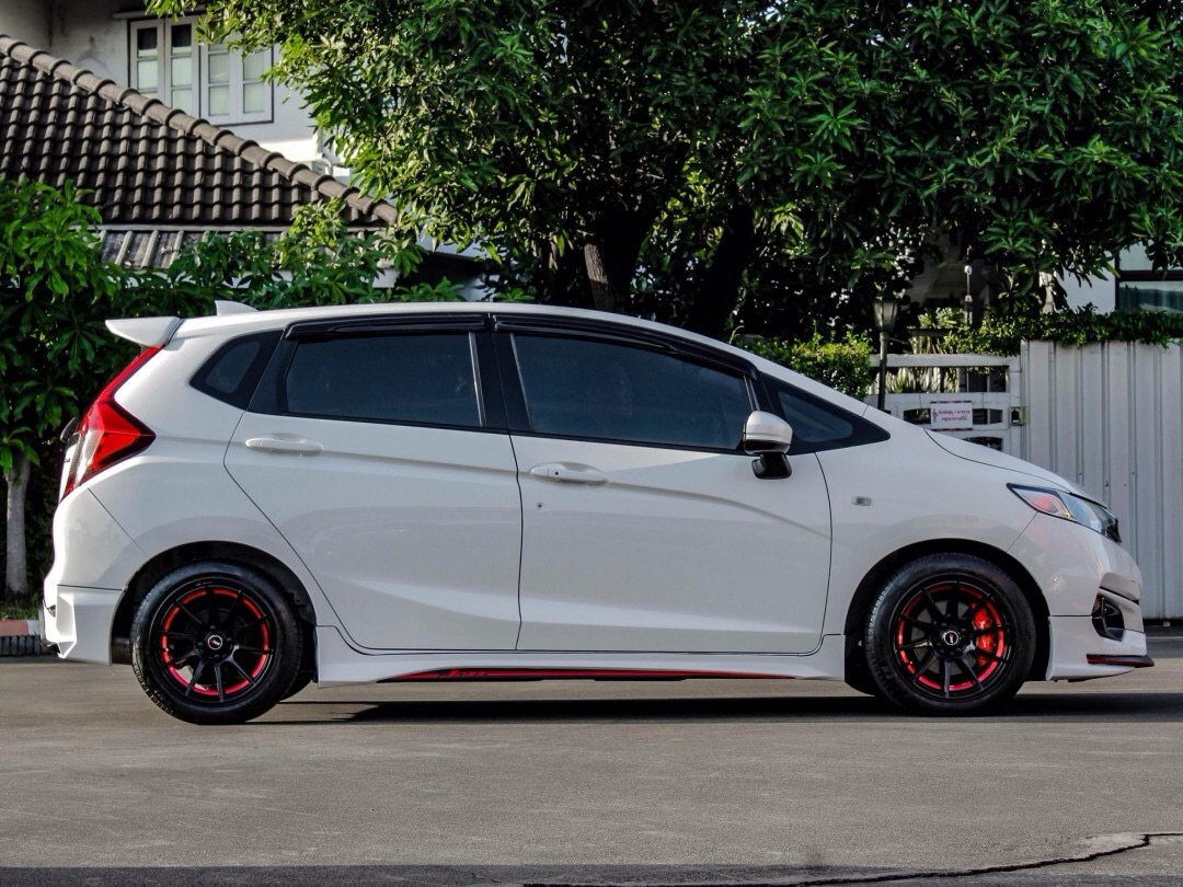 2020 Honda Jazz GK สีขาว (รูปที่ 4)