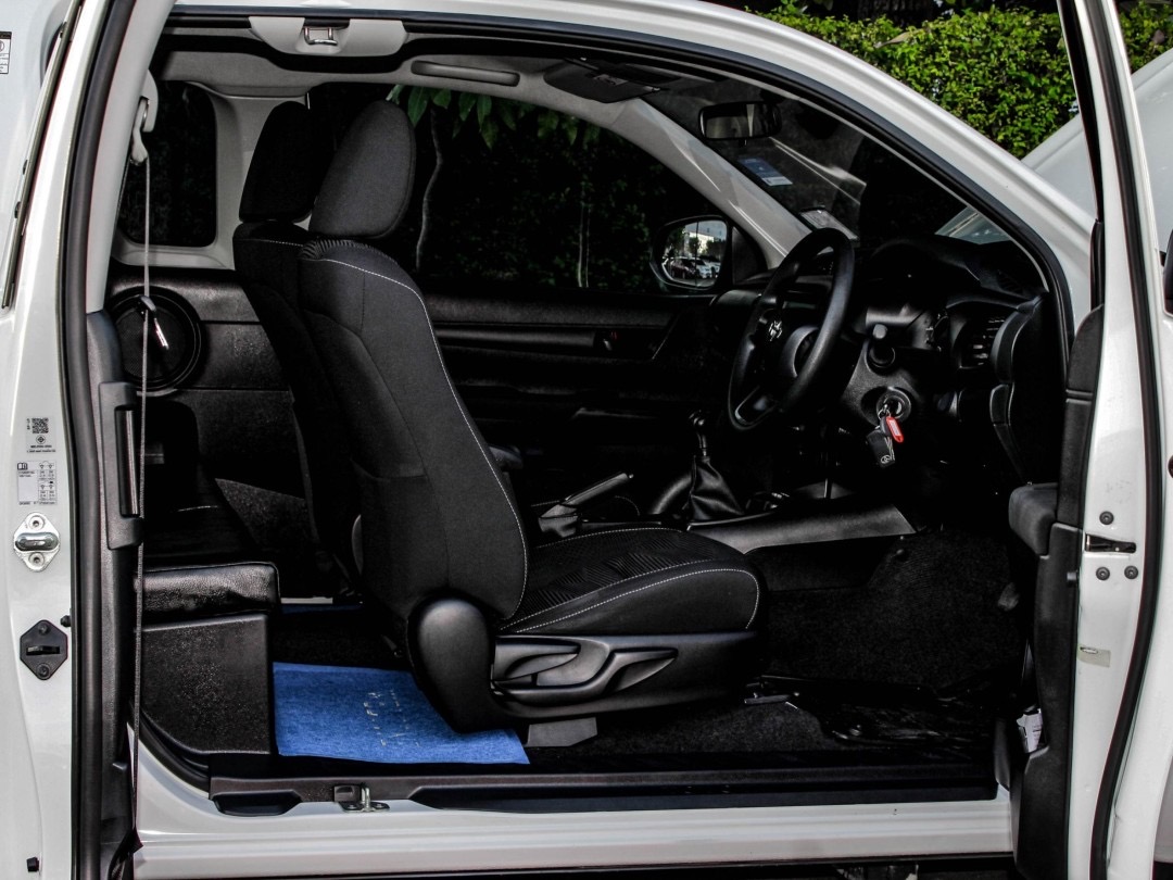2021 Toyota Hilux Revo Smart cab สีขาว (รูปที่ 12)