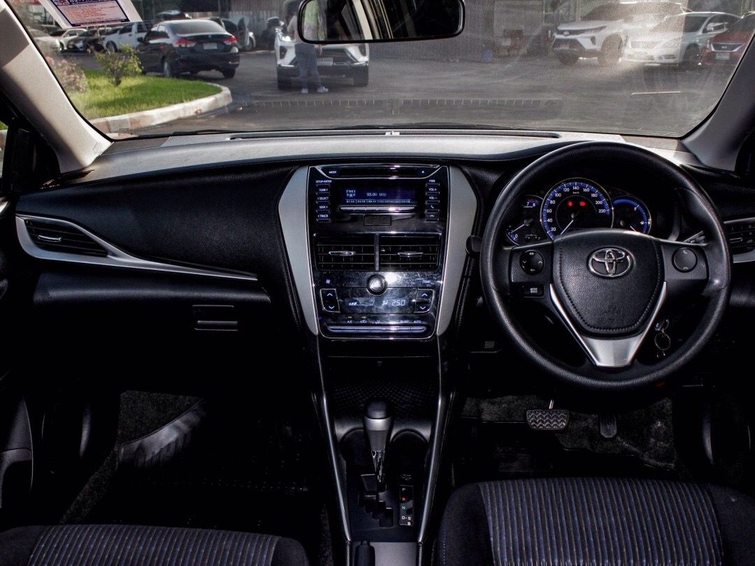 2020 Toyota Yaris Ativ สีดำ (รูปที่ 9)