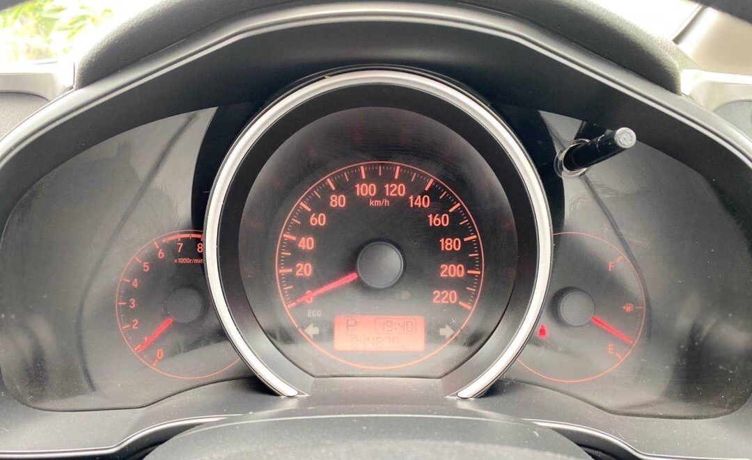 2021 Honda Jazz GK สีเงิน (รูปที่ 14)