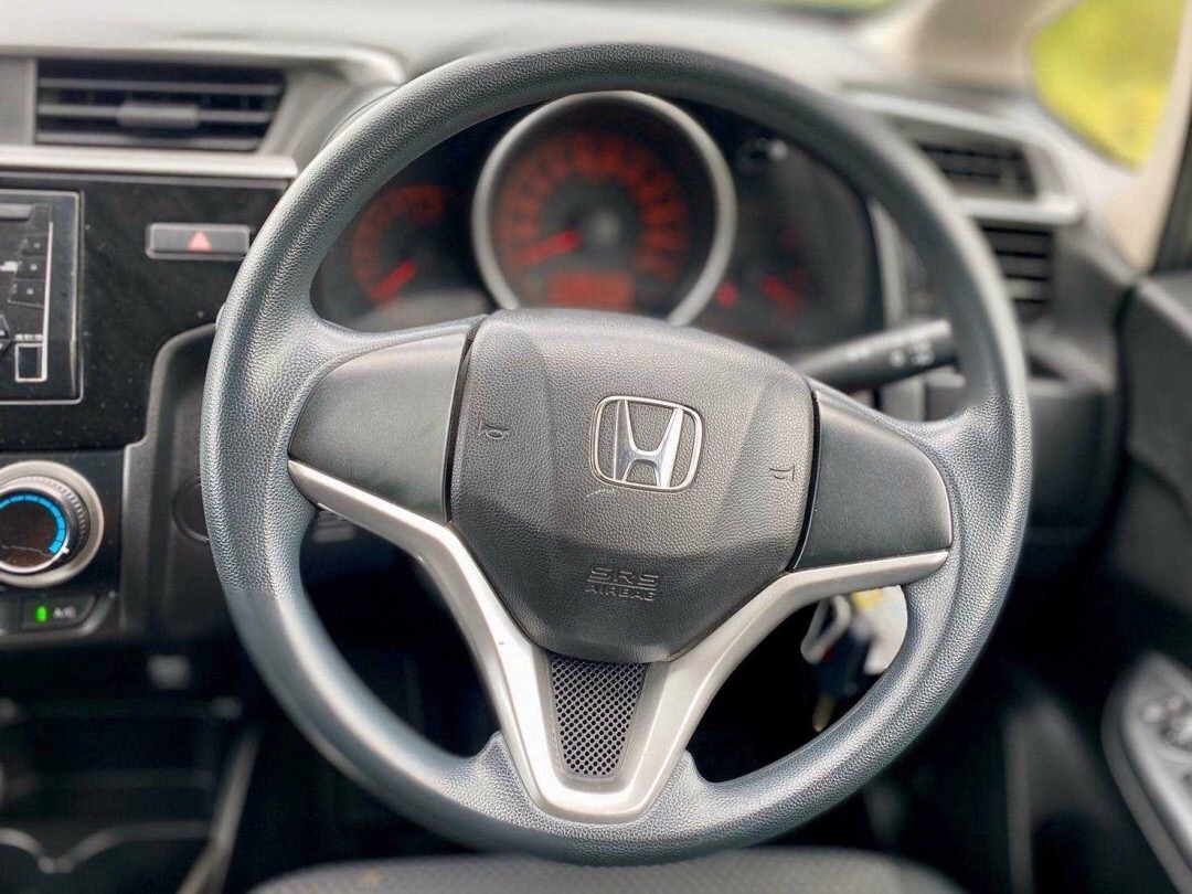 2021 Honda Jazz GK สีเงิน (รูปที่ 10)