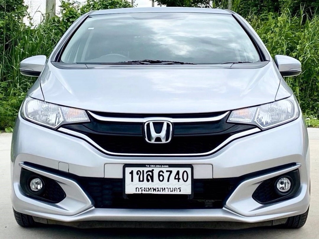 2021 Honda Jazz GK สีเงิน (รูปที่ 2)