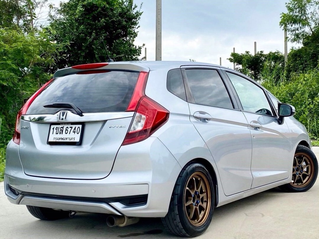 2021 Honda Jazz GK สีเงิน (รูปที่ 6)