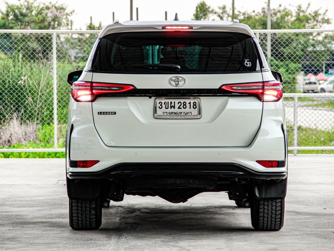 2022 Toyota Fortuner สีขาว (รูปที่ 2)