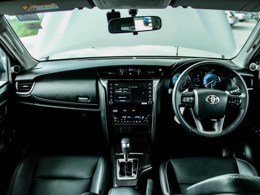 2022 Toyota Fortuner สีขาว (รูปที่ 9)