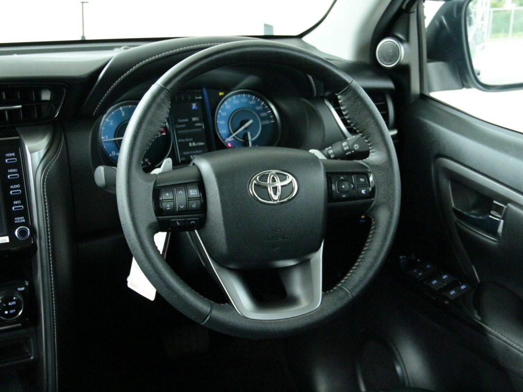 2022 Toyota Fortuner สีขาว (รูปที่ 13)