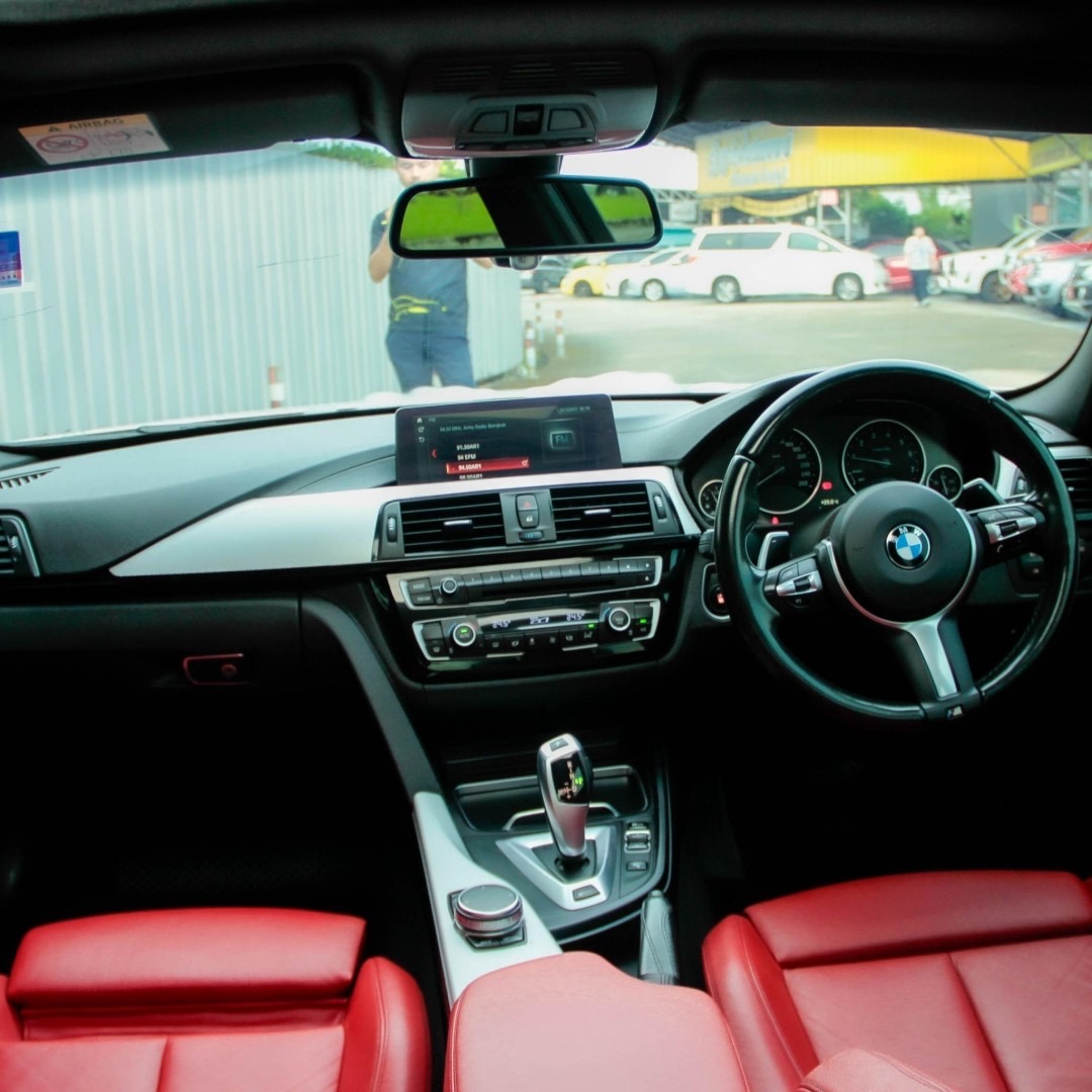 2018 BMW 3 Series F30 330e สีขาว (รูปที่ 11)