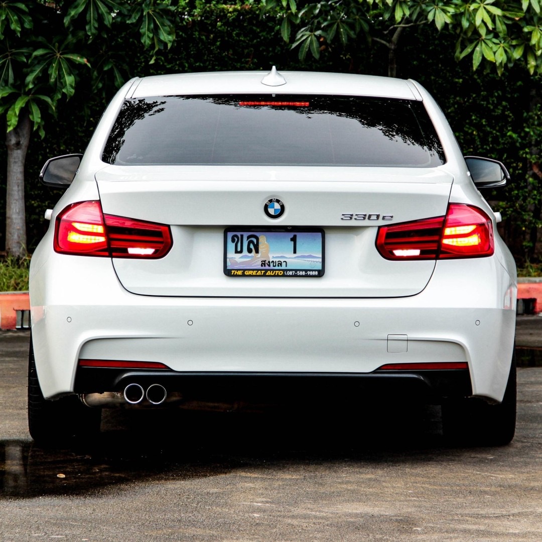 2018 BMW 3 Series F30 330e สีขาว (รูปที่ 9)