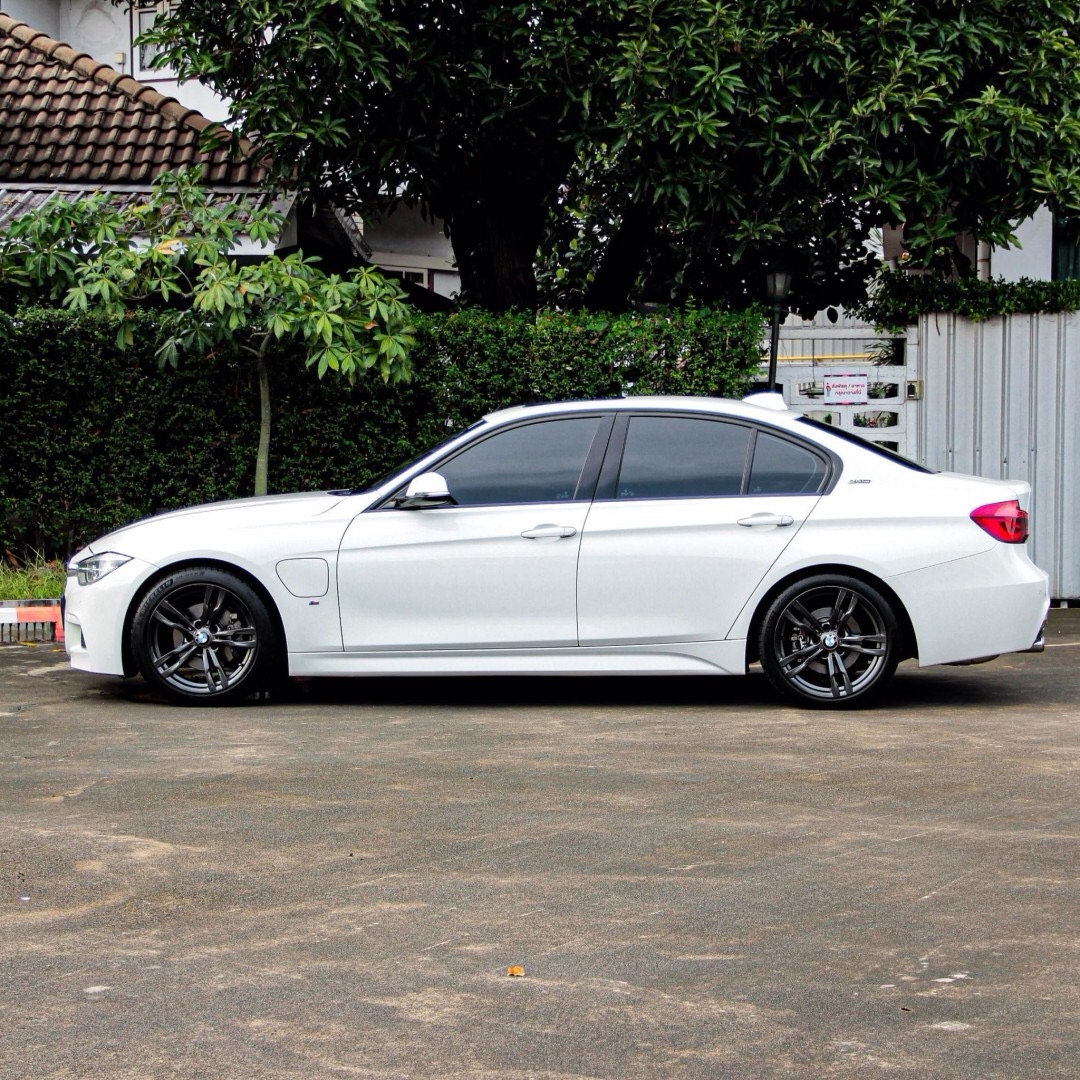 2018 BMW 3 Series F30 330e สีขาว (รูปที่ 4)