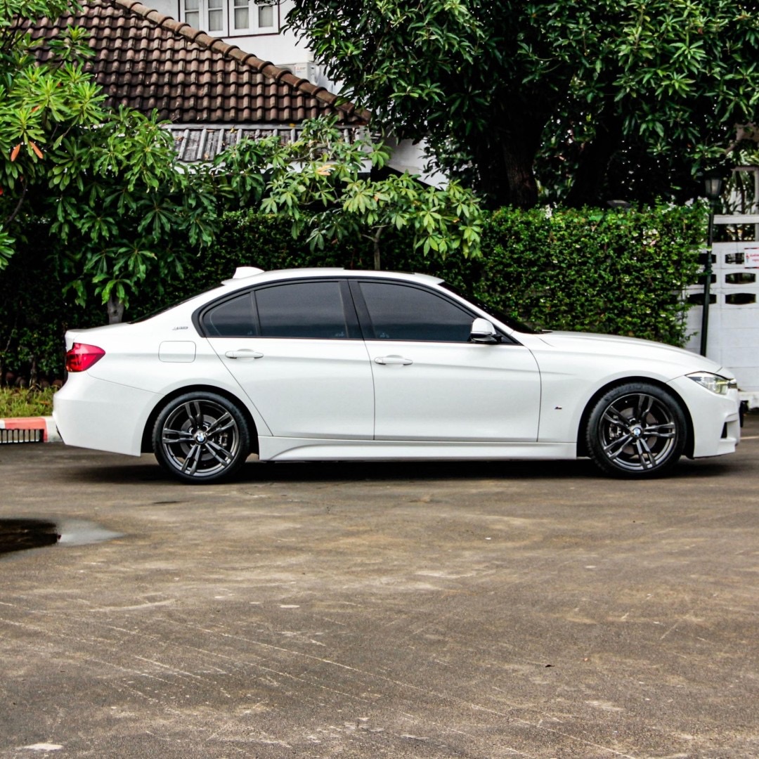 2018 BMW 3 Series F30 330e สีขาว (รูปที่ 5)