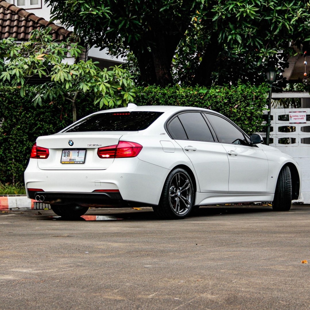 2018 BMW 3 Series F30 330e สีขาว (รูปที่ 10)