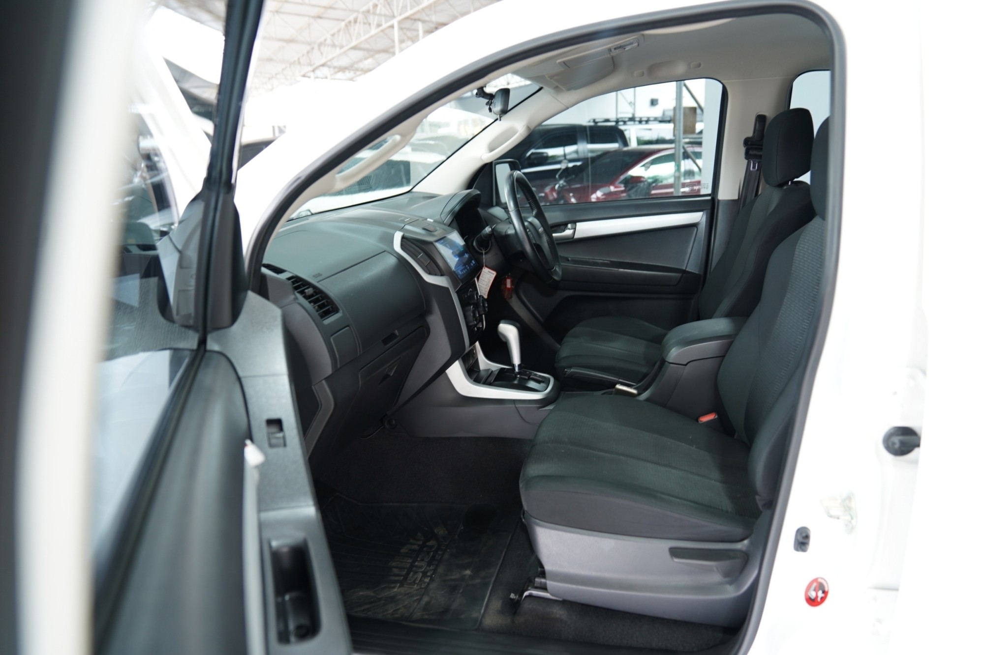 #ISUZU #DMAX CAB 4 1.9 Z AT ปี 2017 สีขาว (รูปที่ 3)