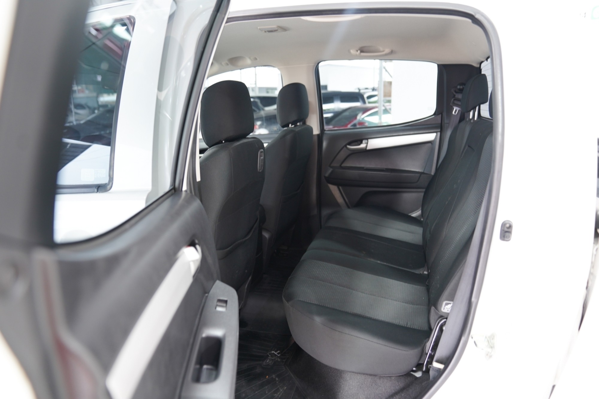 #ISUZU #DMAX CAB 4 1.9 Z AT ปี 2017 สีขาว (รูปที่ 2)