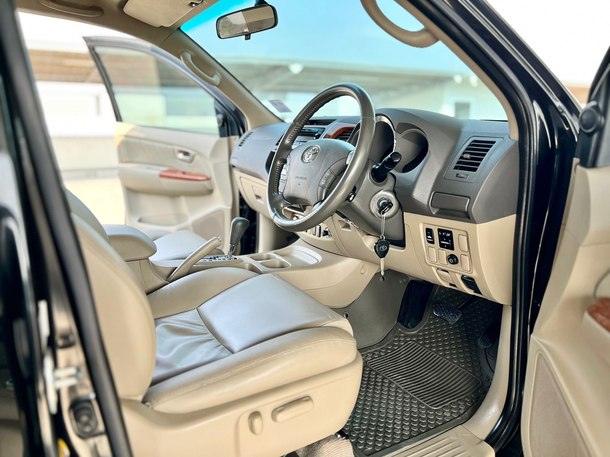 TOYOTA FORTUNER 3.0V ปี 2011 ออโต้ ไมล์แท้ 127,000 กม. (รูปที่ 6)