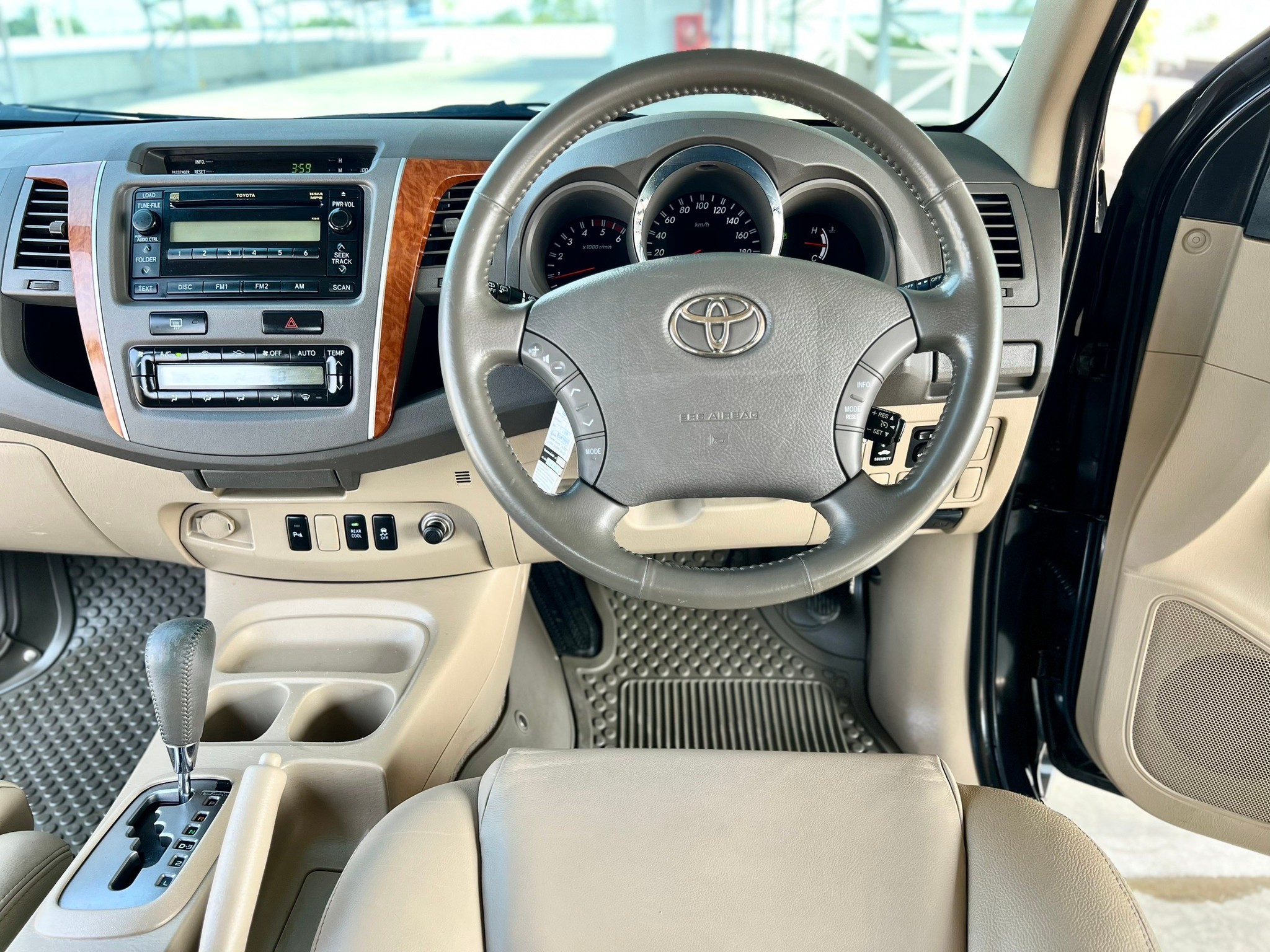 TOYOTA FORTUNER 3.0V ปี 2011 ออโต้ ไมล์แท้ 127,000 กม. (รูปที่ 9)