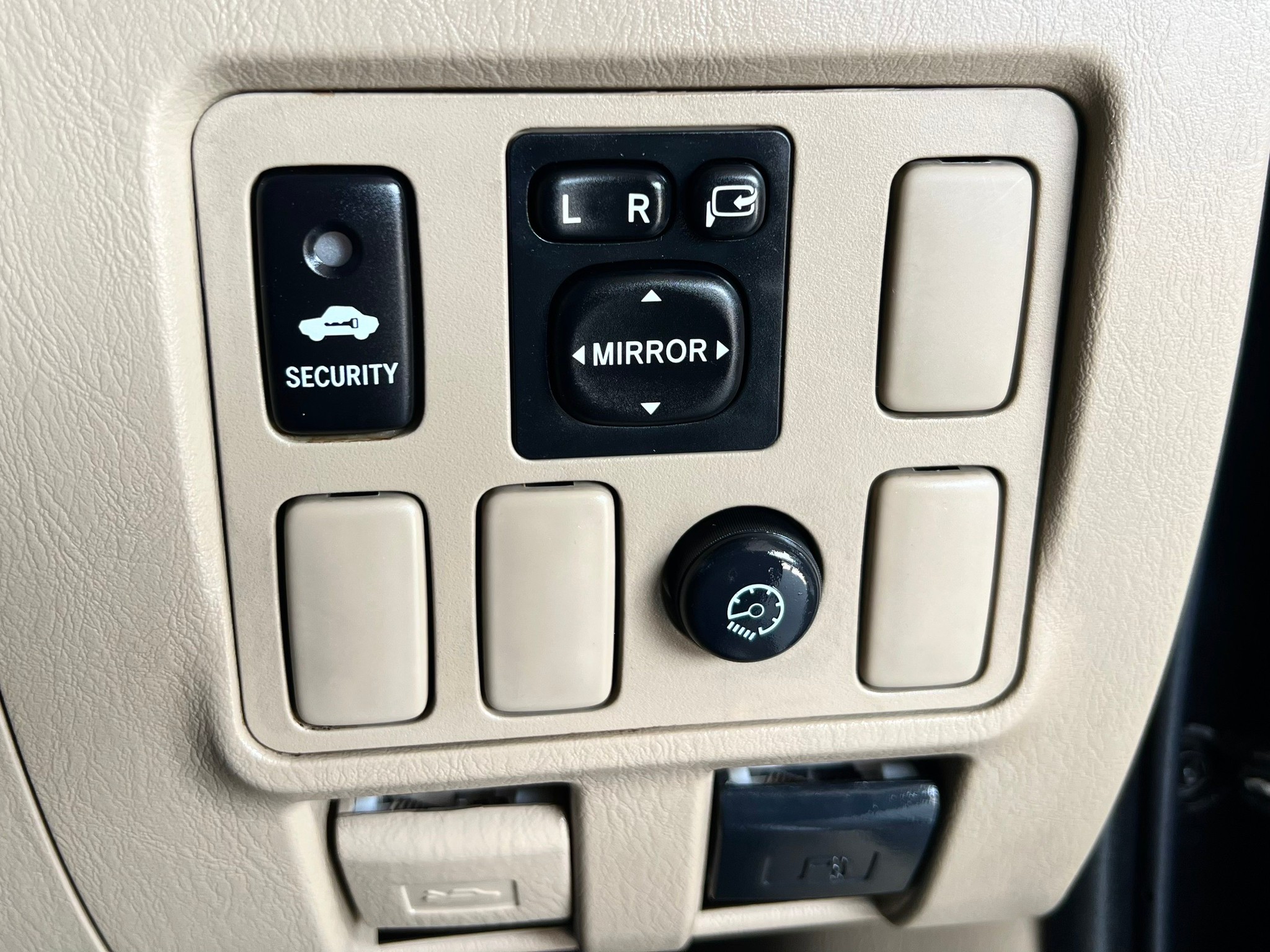 TOYOTA FORTUNER 3.0V ปี 2011 ออโต้ ไมล์แท้ 127,000 กม. (รูปที่ 20)