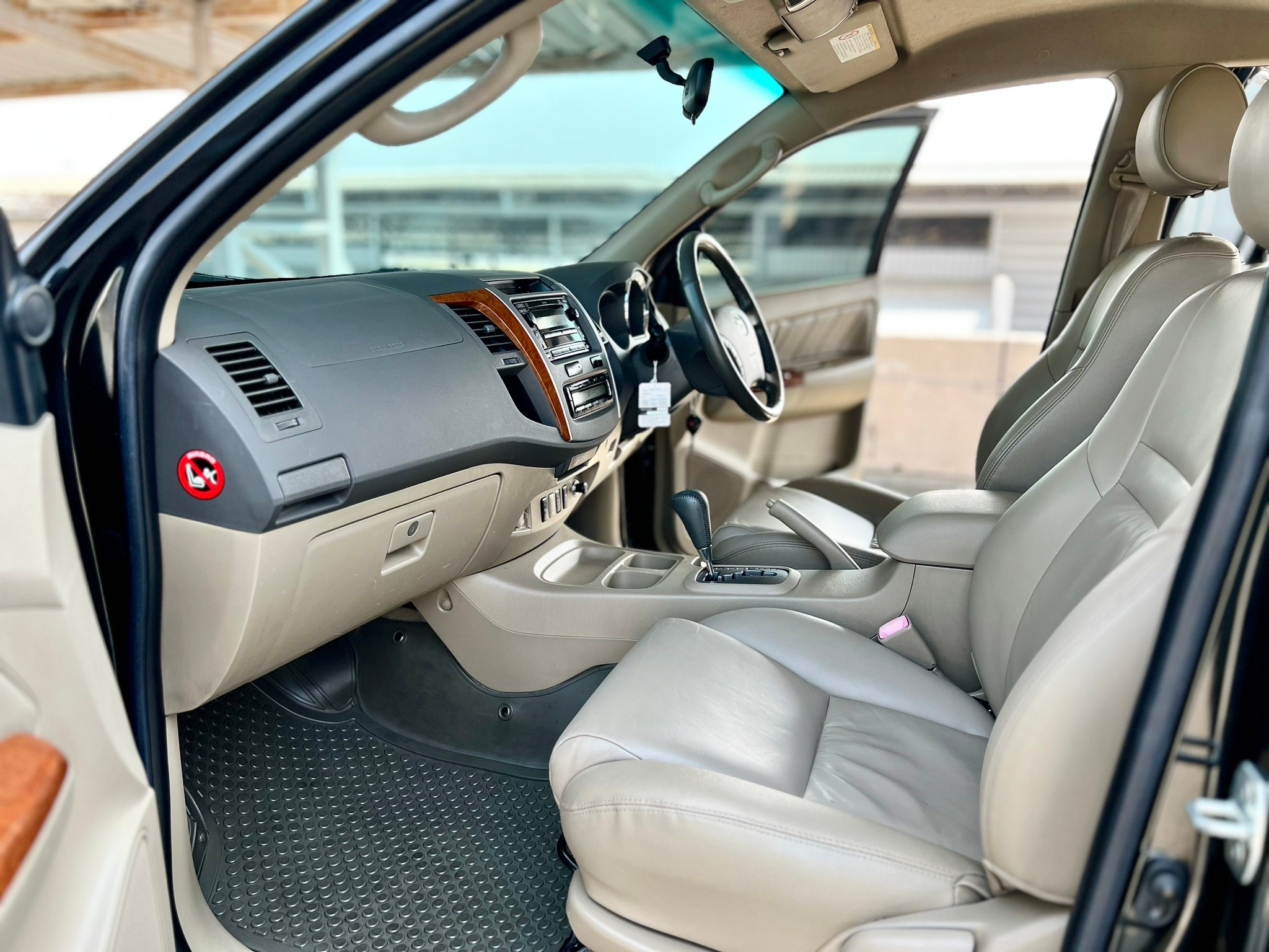 TOYOTA FORTUNER 3.0V ปี 2011 ออโต้ ไมล์แท้ 127,000 กม. (รูปที่ 4)