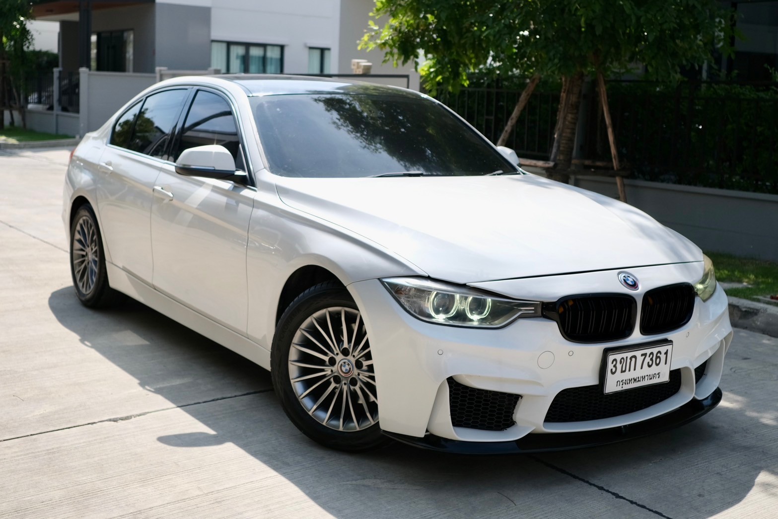 BMW 320d luxury เครื่องดีเซล ปี2012 จด 2014 เกียร์ ออโต้ สี ขาว ไมล์ 11x,xxx Km
