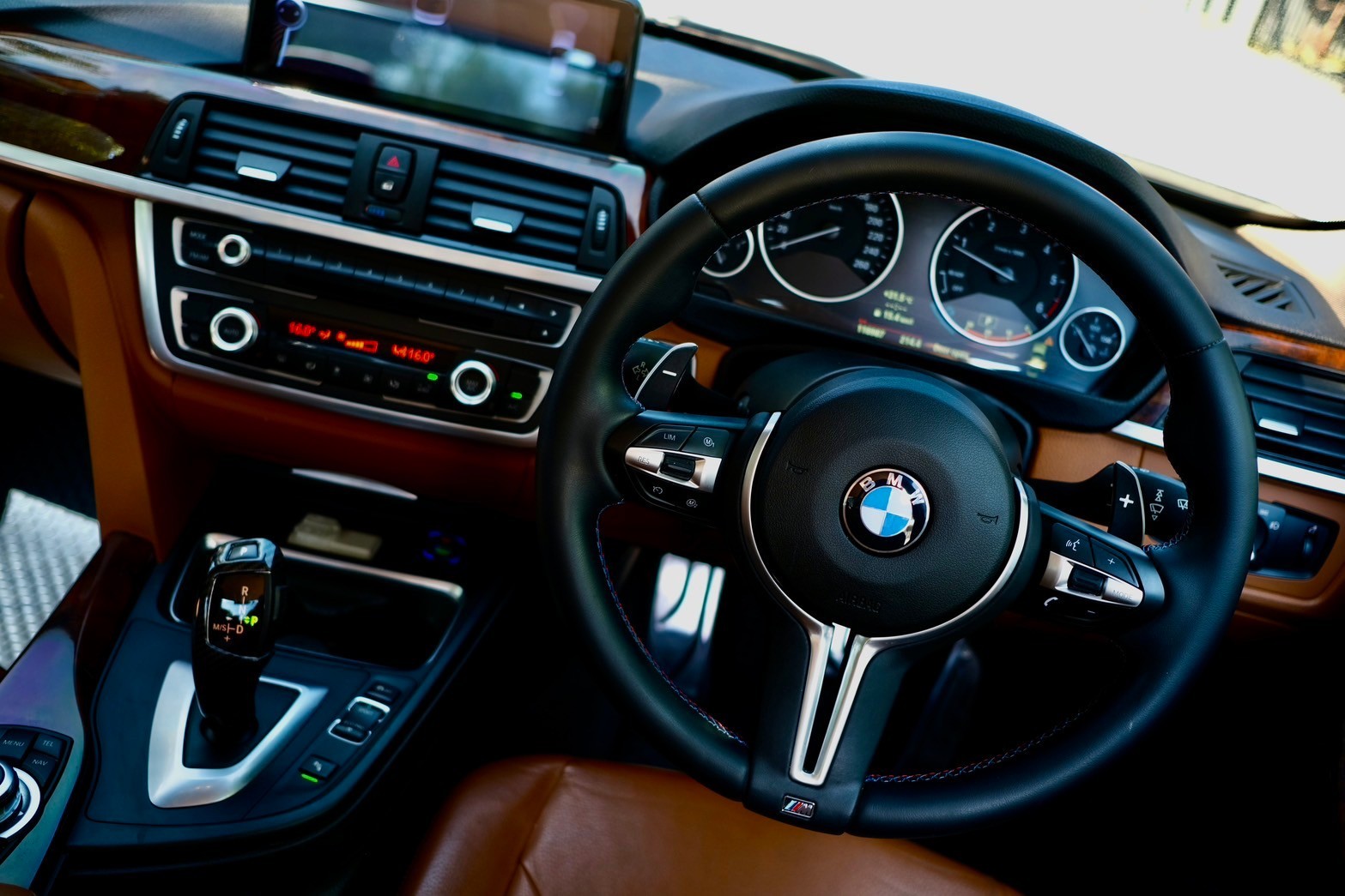 BMW 320d luxury เครื่องดีเซล ปี2012 จด 2014 เกียร์ ออโต้ สี ขาว ไมล์ 11x,xxx Km (รูปที่ 15)
