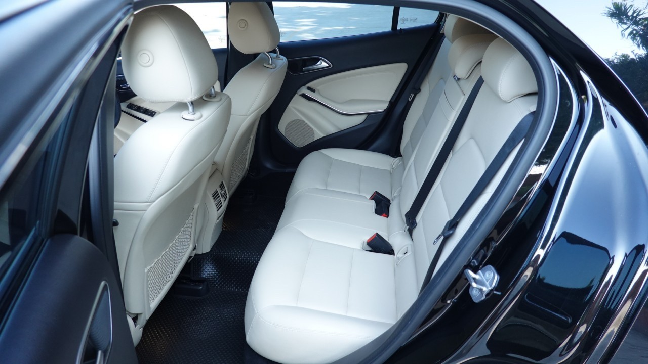 Benz GLA200 1.6 Urban Facelift ปี 2019 สีดำ (รูปที่ 8)