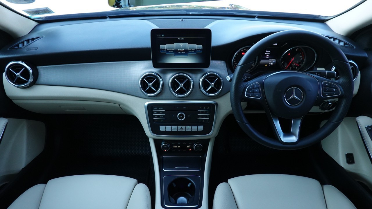 Benz GLA200 1.6 Urban Facelift ปี 2019 สีดำ (รูปที่ 12)