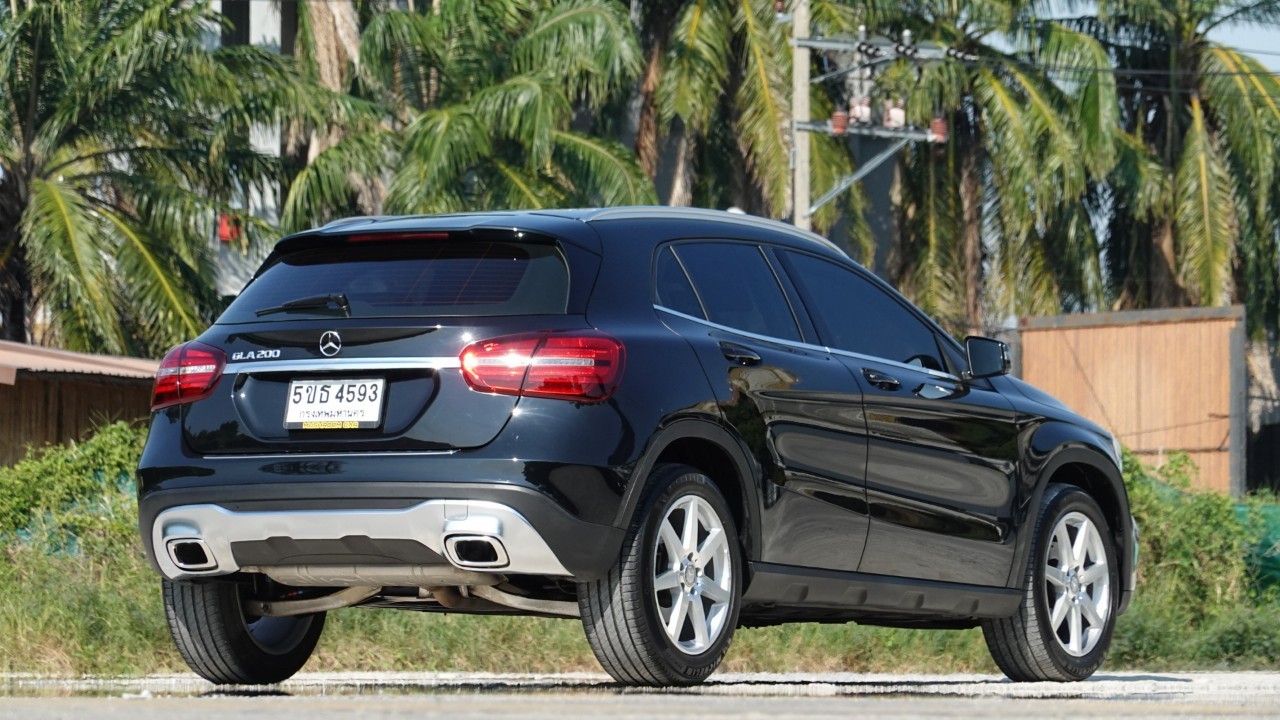Benz GLA200 1.6 Urban Facelift ปี 2019 สีดำ (รูปที่ 19)