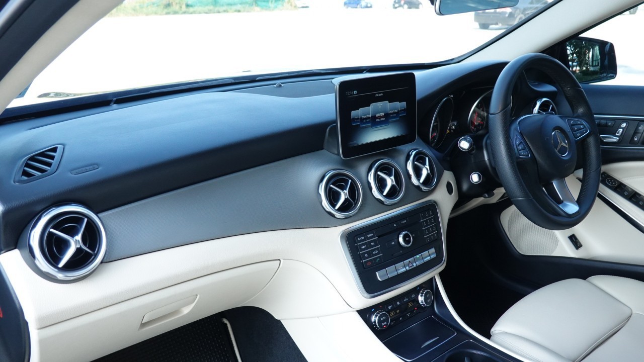 Benz GLA200 1.6 Urban Facelift ปี 2019 สีดำ (รูปที่ 4)