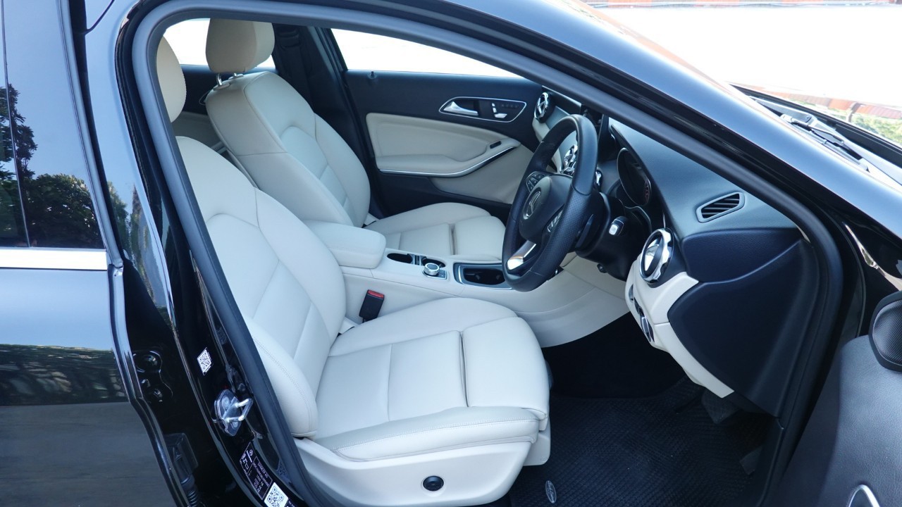 Benz GLA200 1.6 Urban Facelift ปี 2019 สีดำ (รูปที่ 11)