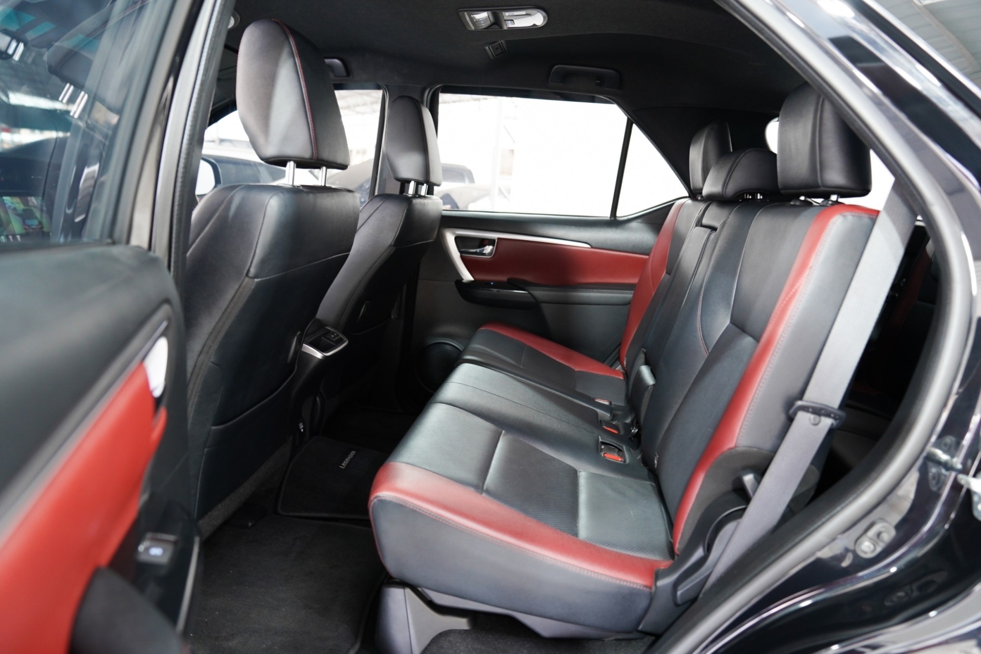 #TOYOTA #FORTUNER 2.4 LEGENDER 4WD AT ปี2021 จด2022 สีดำ (รูปที่ 8)