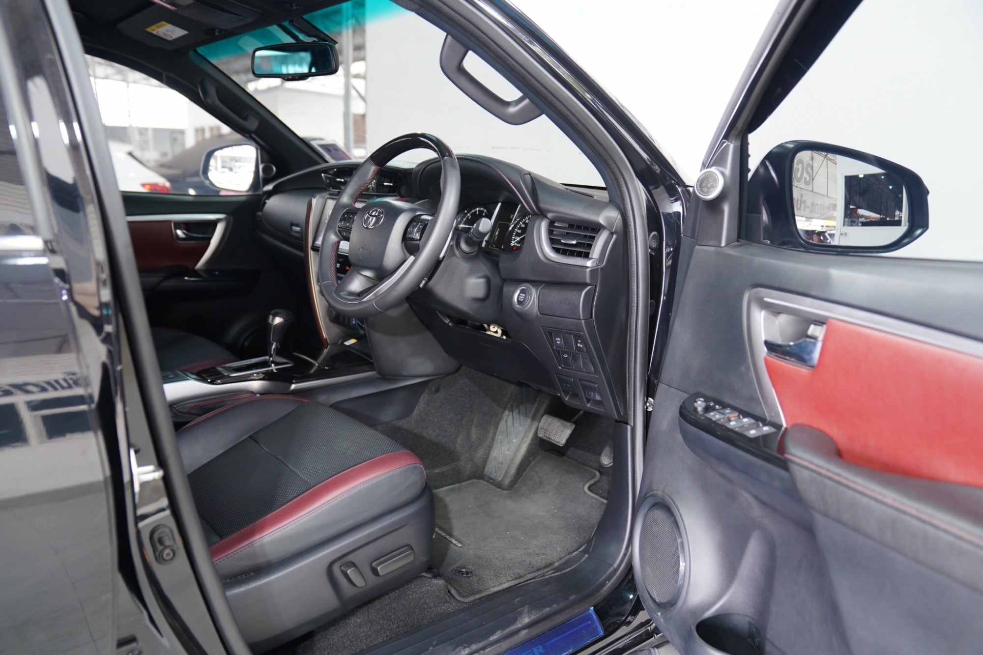 #TOYOTA #FORTUNER 2.4 LEGENDER 4WD AT ปี2021 จด2022 สีดำ (รูปที่ 10)