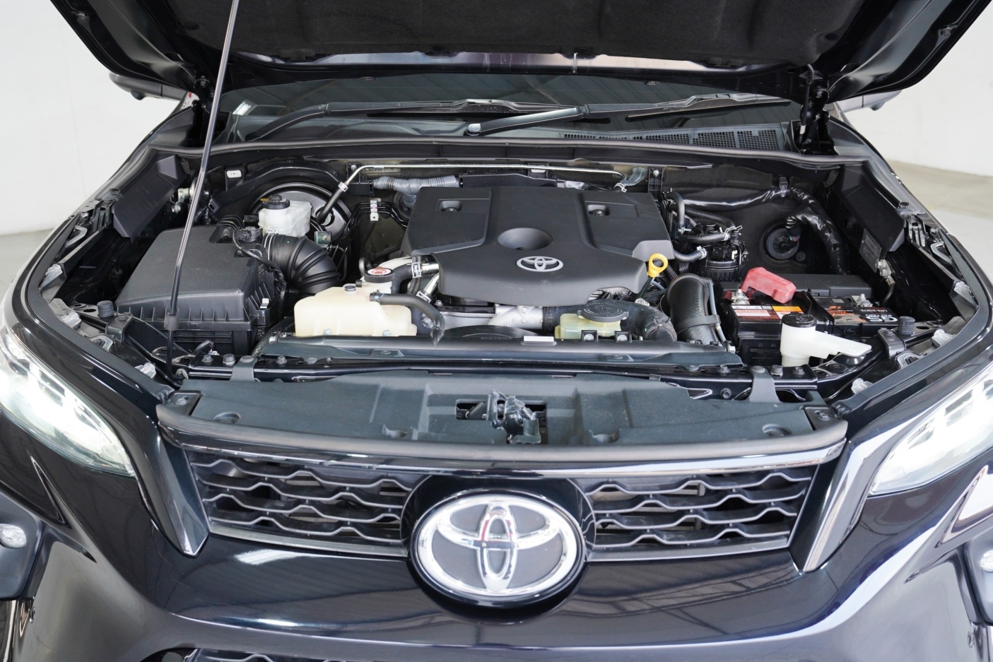 #TOYOTA #FORTUNER 2.4 LEGENDER 4WD AT ปี2021 จด2022 สีดำ (รูปที่ 2)