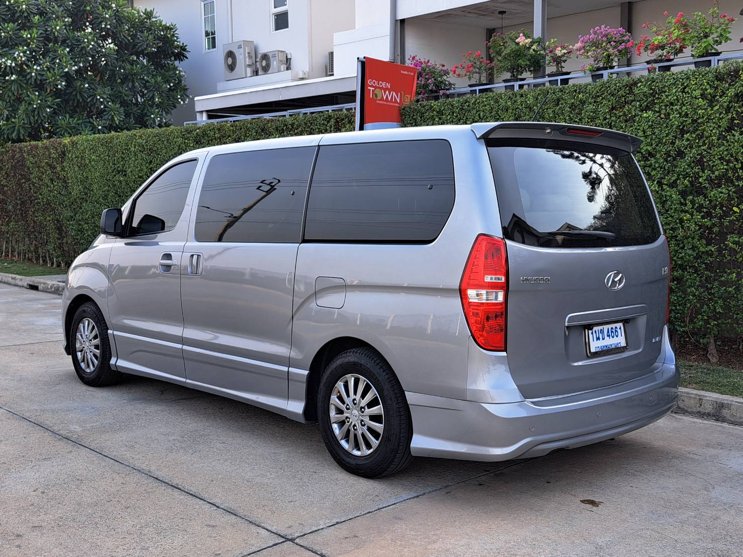HYUNDAI H1 2.5 TOURING แต่งELUTE MNCกระจังหน้าตั้ง ประหยัดน้ำมัน รถสวยพร้อมใช้ (รูปที่ 4)