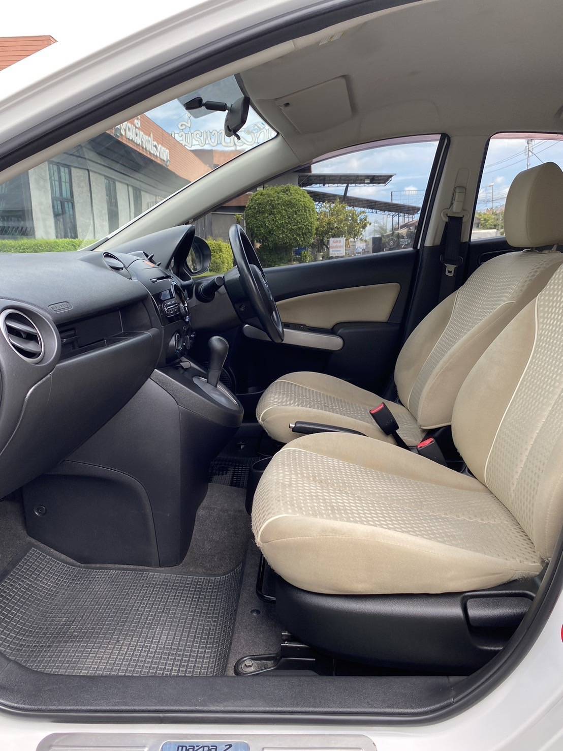 Mazda2 elegance spirit1.5 ปี 2013 ไมล์เเค่ 90,000 km เท่านั้น!!! รถสวยมากๆ แต่งครบๆ (รูปที่ 19)