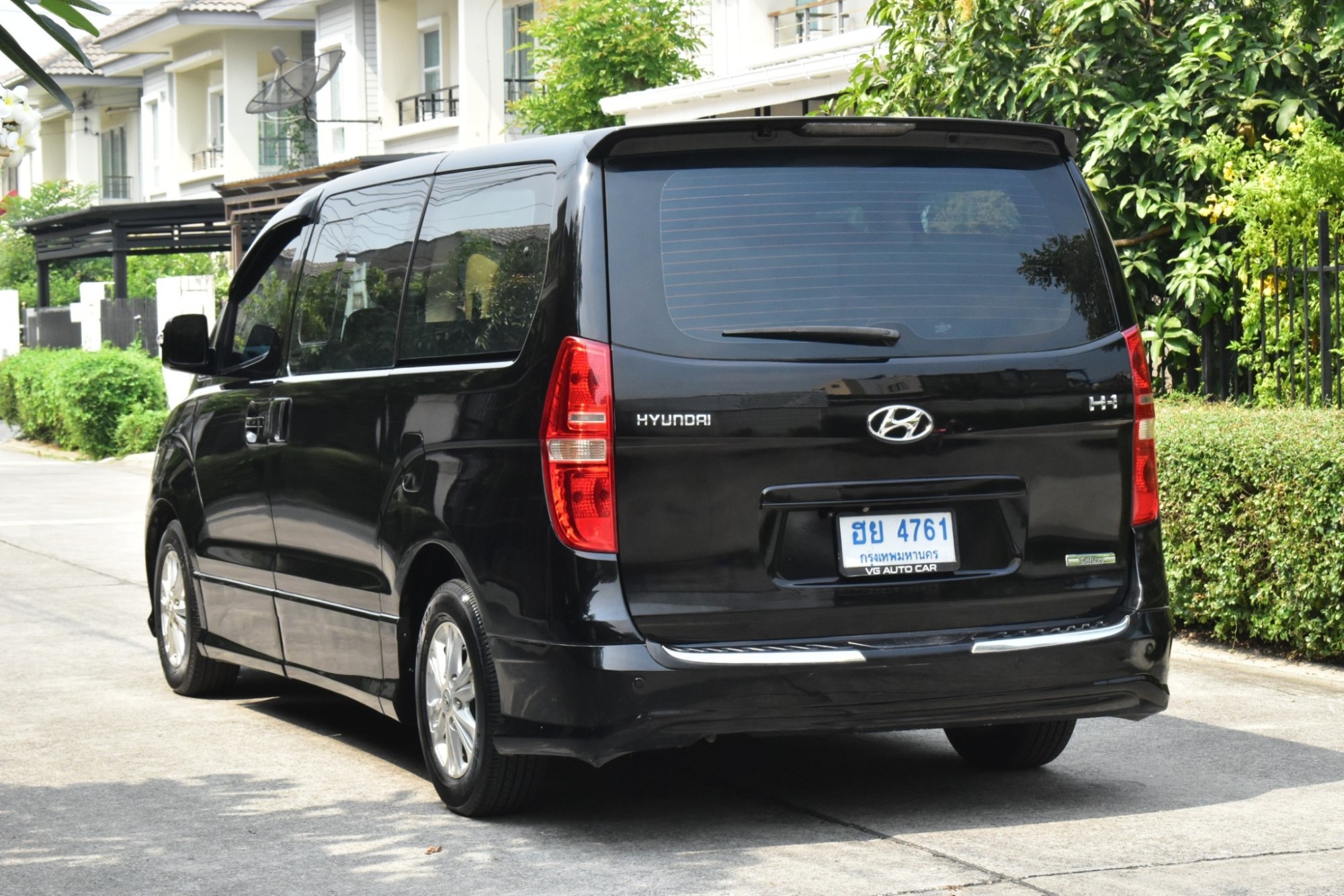 Hyundai H1 2.5 Deluxe (แต่งภายใน VIP 7 ที่นั่ง) เครื่องยนต์: ดีเซล เกียร์: ออโต้ ปี : 2013 สี: ดำ สดพร้อมโอน (รูปที่ 13)